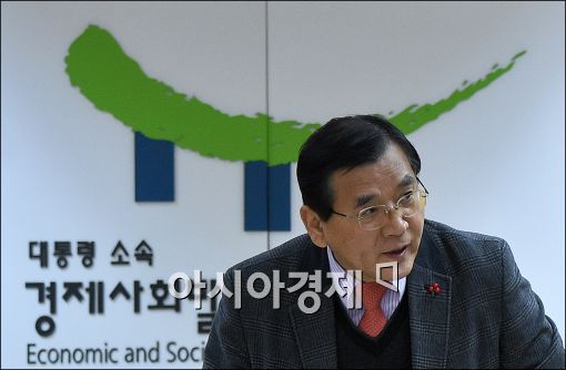 [포토]기자들 만나는 김대환 노사정 위원장
