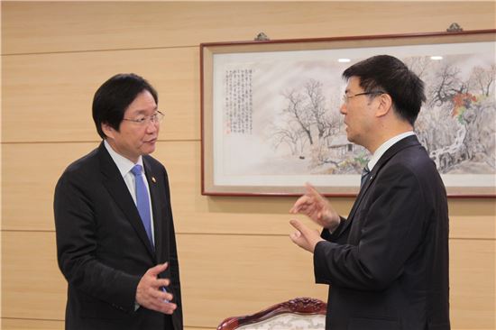 김영석 해양수산부 장관(사진 왼쪽)은 3일 세월호 인양업체 중국 상하이샐비지 홍충 대표와 만나 인양을 성공적으로 완수해줄 것을 당부했다.