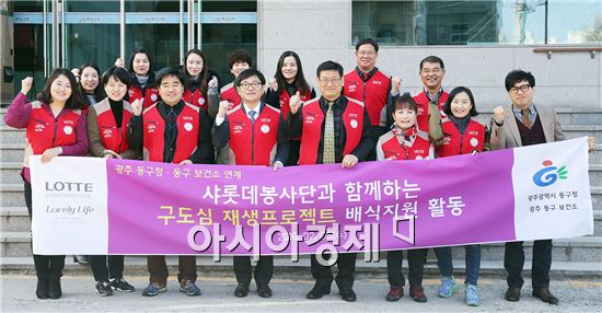 [포토]홍화성 동구청장 권한대행, 어르신들에게 떡국 배식봉사