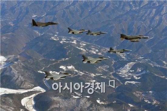 군사분계선(MDL) 지역에서 북한 저속기와 무인기가 대규모 공중침투 도발을 벌인 상황을 가정해 공격편대군을 긴급 발진시키는 방어제공작전 훈련도 실시했다. <사진제공=공군>