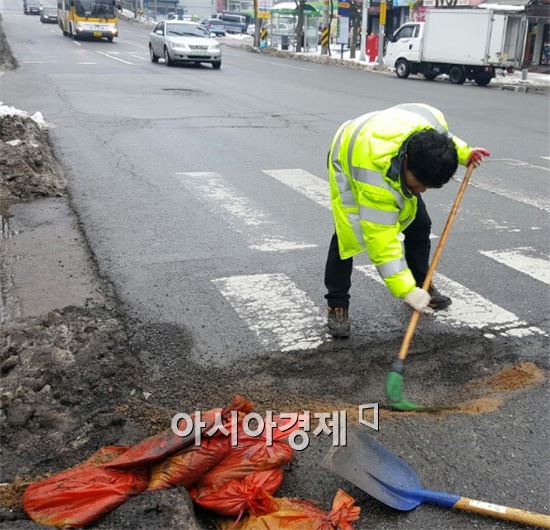 광주광역시는 최근 폭설과 기습 한파로 발생한 도로홈(포트홀) 응급복구를 설 연휴 전인 5일까지 마무리한다