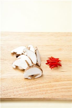2. 표고버섯은 모양대로 썰고, 홍고추는 채 썬다.
