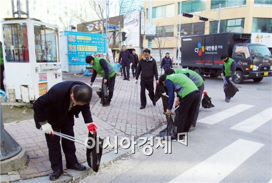[포토]광주시 공무원, 설 맞이 일제 대청소 실시   
