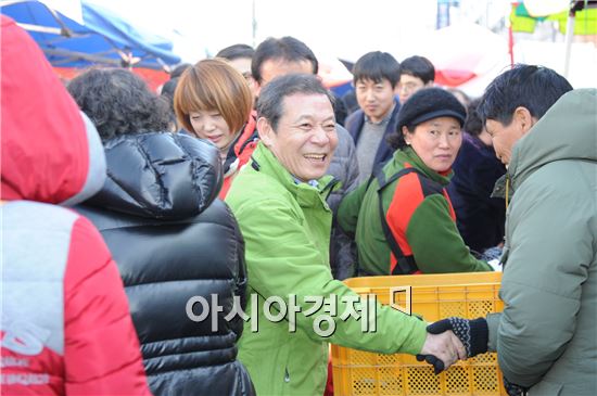 [포토]윤장현 광주시장, 설 앞두고 민생현장 방문