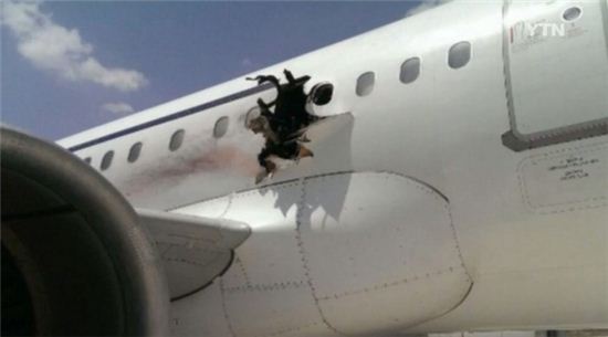 비행 중 여객기 ‘펑’… 뚫린 구멍으로 빨려나간 승객 사망