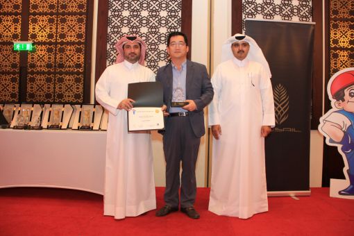 지난달 6일 카타르에서 정기영 삼성물산 부소장(가운데)이 공사발주처가 주관한 2015년 HSE어워드에서 안전분야 상을 수상한 후 발주처 직원과 기념촬영하고 있다.