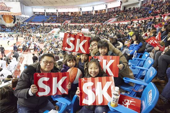 'SK하이닉스 가족 덩크슛 데이'에 참가한 임직원 가족들이 카드섹션 응원을 하고 있다.