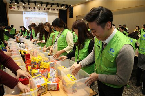 ▲대우인터내셔널은 4일 인천 송도 사옥에서 소외계층을 위한 '설 맞이 행복 나눔 상자 만들기'를 실시했다.
