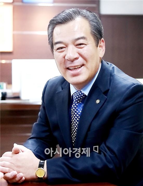 유근기 곡성군수