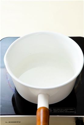 2. 냄비에 물 6컵과 굵은소금 1/2컵을 넣어 팔팔 끓인다.
(Tip 날씨가 더울 때에는 소금의 양을 조금 늘리고 서늘해지면 조금 줄인다. 또 오래두고 먹을 때에는 소금의 양을 늘리고 금방 먹을 때에는 조금 줄인다.)
