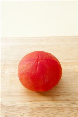 1. 토마토는 십자 모양으로 칼집을 내 끓는 물에 살짝 데친 뒤 찬물에 헹궈 껍질을 벗긴다.
