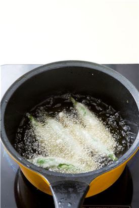 4. 180℃의 튀김 기름에 풋고추를 넣어 바삭하게 튀긴다.  
