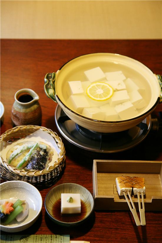 NHK의 실험에 따르면 유도후는 70도의 육수에 익힐 때 가장 맛있다고 한다. 즉 속은 따끈한 상태, 겉은 뜨거운 정도가 가장 맛있는 온도라고.