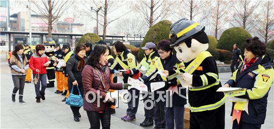 광주광역시소방안전본부는 설 명절을 앞두고 4일 광천동 유스퀘어 광장에서 13개 기관 200여 명이 참여한 가운데 ‘화재예방 캠페인’과 소방차를 이용한 ‘소방차 길 터주기 캠페인’ 등 ‘안전한 설 명절 보내기’ 유관기관 공동 캠페인을 펼쳤다.