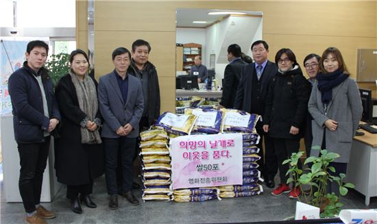 해운대구 중1동 주민센터에 쌀 50포를 전달한 영화진흥위원회 