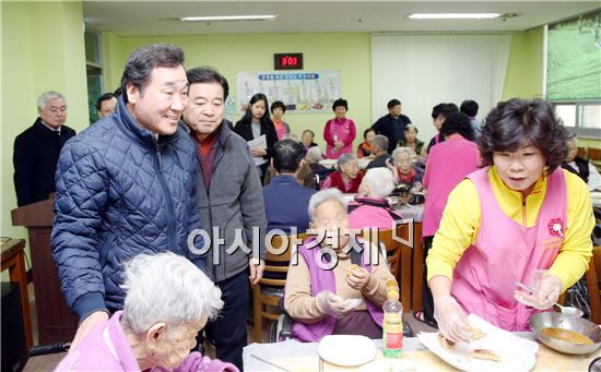 이낙연 전남지사와 이용부 보성군수가 4일 오후 노인요양시설인 보성군 복내면 행복노인전문요양원을 찾아 어르신들과 이야기를 나누고 있다. 이 지사는 민족 고유명절인 설을 맞아 어르신들에게 위문품을 전달한 후 훈훈하고 정감 넘치는 시간을 함께 했다.사진제공=전남도