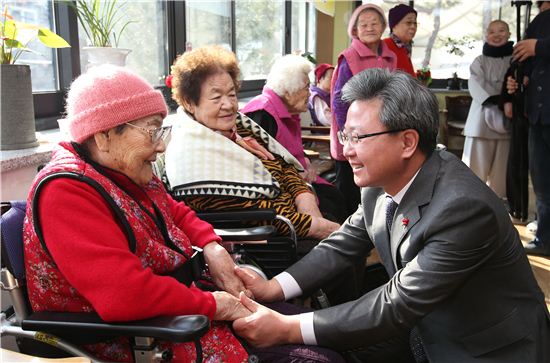 광주 나눔의집을 방문한 채인석 화성시장이 할머니의 손을 잡고 이야기를 나누고 있다. 