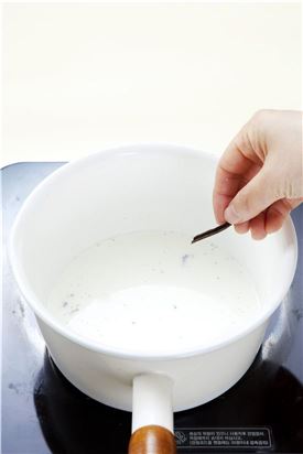 1. 커스터드 크림을 만든다. 우유와 설탕(A)를 넣고 끓이다가 바닐라 빈을 넣는다.

