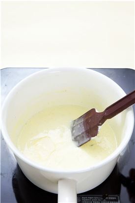 3. 박력분과 녹말을 체 쳐 ②에 넣은 다음 녹인 버터를 넣어 잘 저어 냉장고에 넣어둔다.
