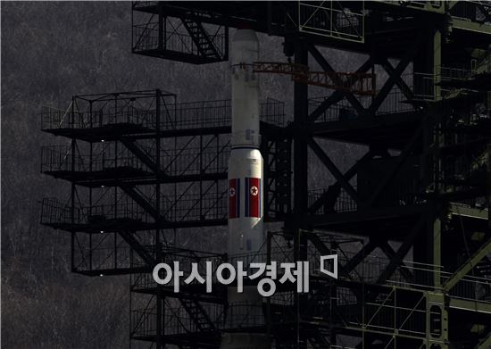 북한은 2009년 4월 '은하 2호' 발사 때부터 사전에 인성위성 발사계획을 국제기구에 통보하는 모양새를 취했고, 발사 예고기간이 시작되고 1~2일 지나고 실제 장거리 미사일을 발사했다.