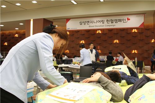 ▲삼성엔지니어링의 한 직원이 헌혈을 하고 있다.
 