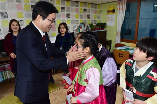 염태영 수원시장 설앞두고 아동복지시설 찾아 