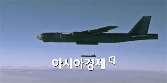 장거리 순항미사일 재즘 미사일을 발사하는 B-52