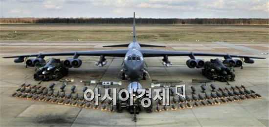 B-52폭격기의 엄청난 폭장량. 가운데가 JDAM탄을 발사하는 회전식 발사대