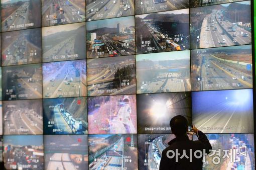 [포토]귀성길 정체 주시 