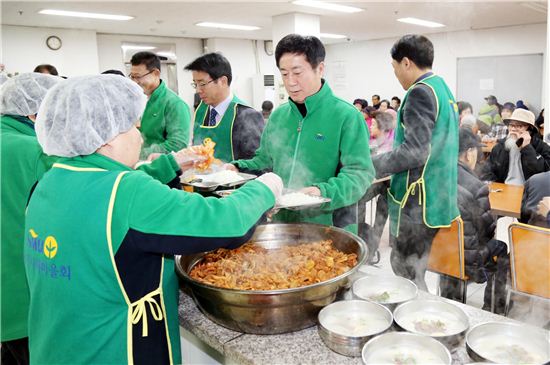 정찬민 용인시장이 5일 무료급식소를 찾아 배식에 참여하고 있다. 