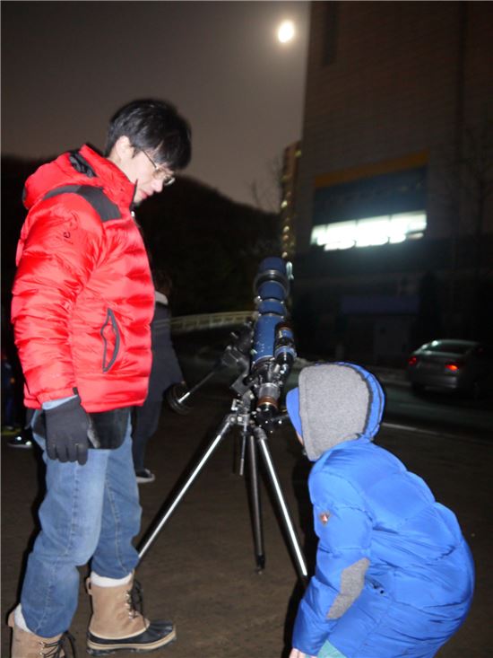 "아빠와 밤하늘 달 보며 추억 만들어요"