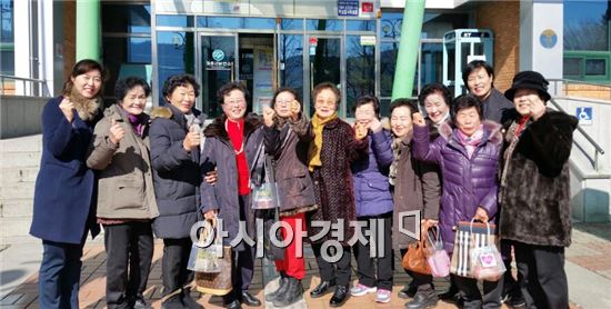 장흥군(군수 김성)은 지난 2일 군보건소 소회의실에서는 경로당 운동지도자 명예 은퇴식을 개최했다