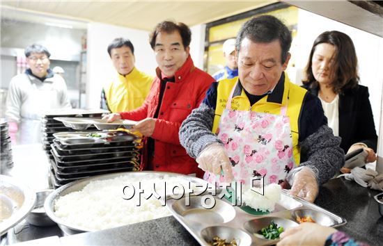 [포토]윤장현 광주시장,  ‘사랑의 식당’ 배식 봉사