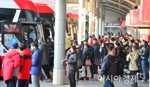 시민들이 터미널에서 버스에 탑승하고 있다.