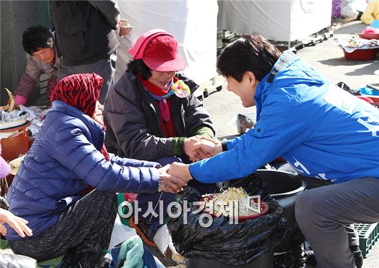 [포토]서갑원 예비후보, 설을 맞아 순천 웃장에서 주민들과 교감