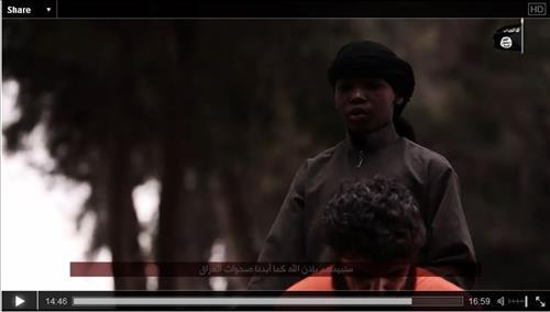 IS 선전비디오에서 인질을 처형한 흑인 소년. 사진=헤비닷컴 동영상 캡처ㄴ
