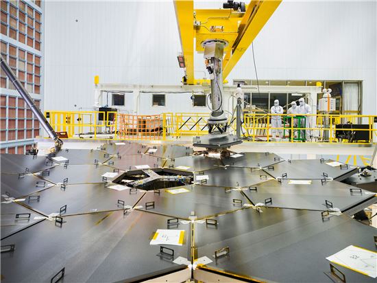 ▲제임스웹우주망원경의 18개 거울 중 마지막 거울이 장착되고 있다.[사진제공=NASA]