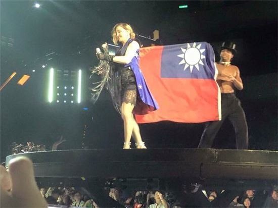 마돈나, 대만 국기 펼치며 노래…中"그런다고 유엔에서 인정 받겠냐"