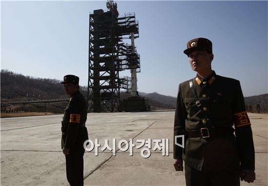 북한은 동창리 발사장 건설을 지난 2000년 초에 시작해 2009년 완공했다. 완공 직후 김정일 국방위원장은 후계자였던 김정은 국방위원회 제1위원장과 발사장을 함께 찾기도 했다. 
