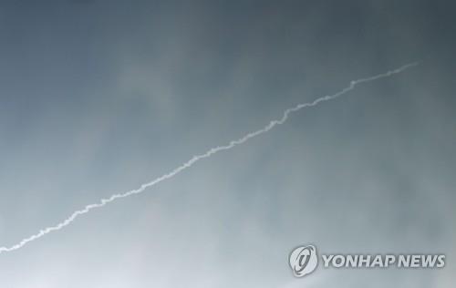 단둥서 포착된 미사일 추정체 모습. 북한이 7일 미사일(로켓) 발사를 감행해 장거리 탄도미사일로 추정되는 물체(사진)가 하늘로 솟아오르고 있다.(사진:연합뉴스)