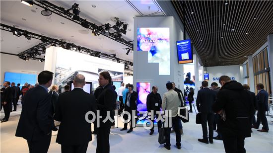 삼성전자, ISE 2016서 아웃도어·투명 사이니지 공개…"상업용 디스플레이 시장 공략"