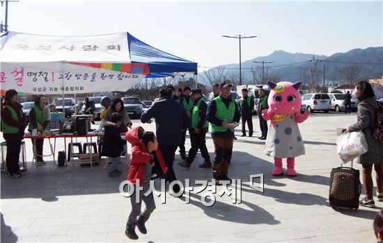 설 명절을 맞이해 지난 5일 곡성역 광장에서 회원 20여 명이 뜻을 모아 따뜻한 음료, 직접 수확한 농산물로 떡과 다과를 준비해 나눠주며 고향을 찾은 귀성객을 환대했다.
