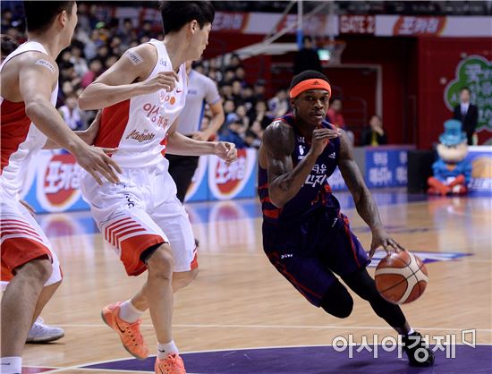 [포토]조 잭슨, '수비 두 명쯤이야'