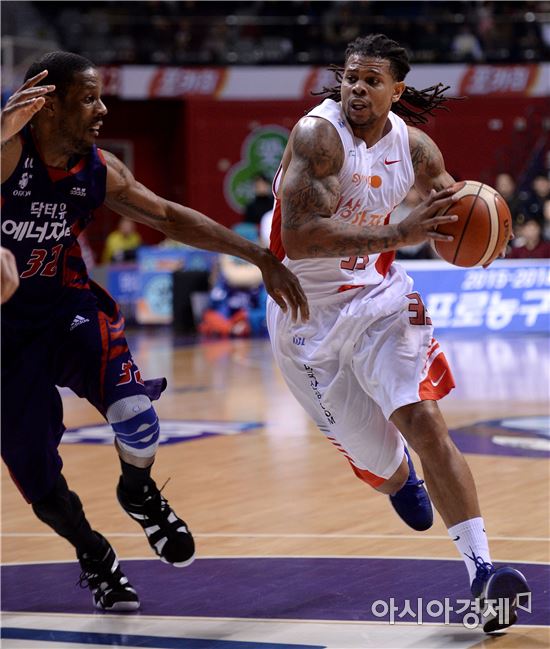 [포토]돌파 시도하는 SK 미첼