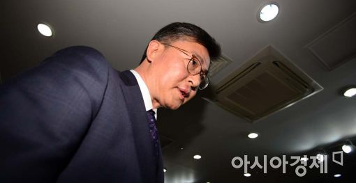 [포토]굳은 표정으로 브리핑룸 나서는 홍용표 장관 