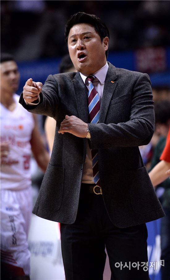 [포토]심판에 항의하는 문경은 감독
