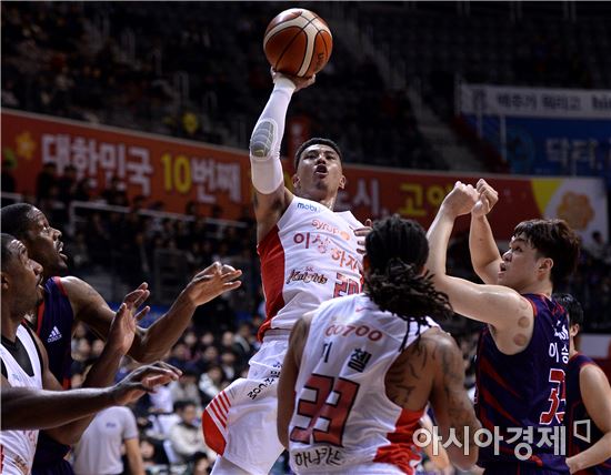 [포토]골밑슛 하는 SK 박승리