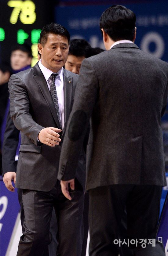 [포토]추일승 감독, '문 감독, 수고했어'