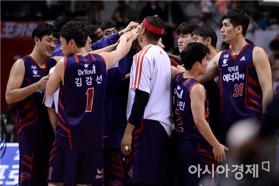 [포토]하이파이브하는 오리온, '정규리그 우승 포기 안 해'