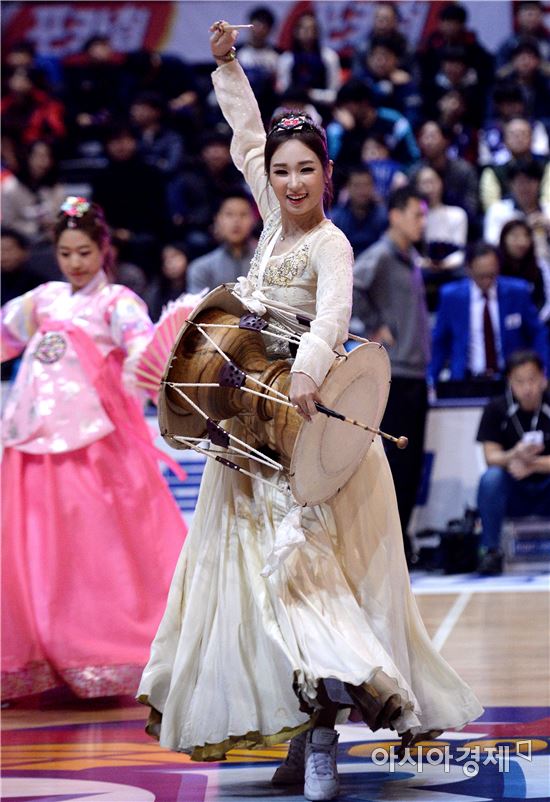 [포토]장구춤 선보이는 김채연 치어리더
